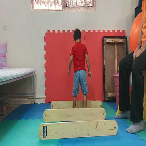 تمرینات کاردرمانی جسمی در کودک با مشکل سفتی خفیف پاها